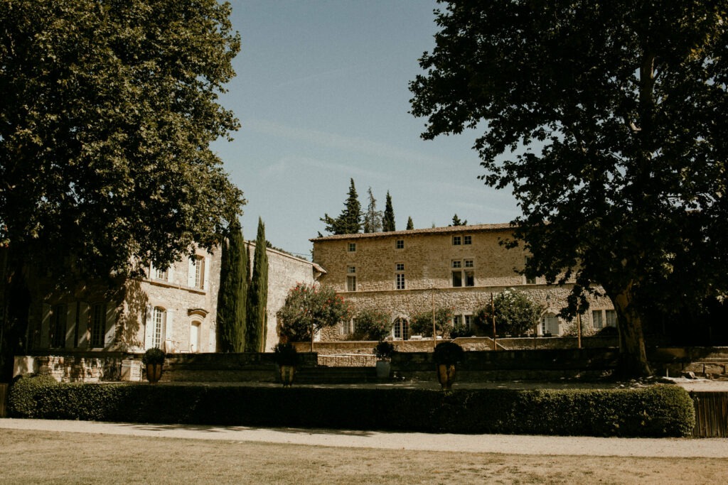 Vue sur la bâtisse du domaine de belfonds pour un mariage en provence