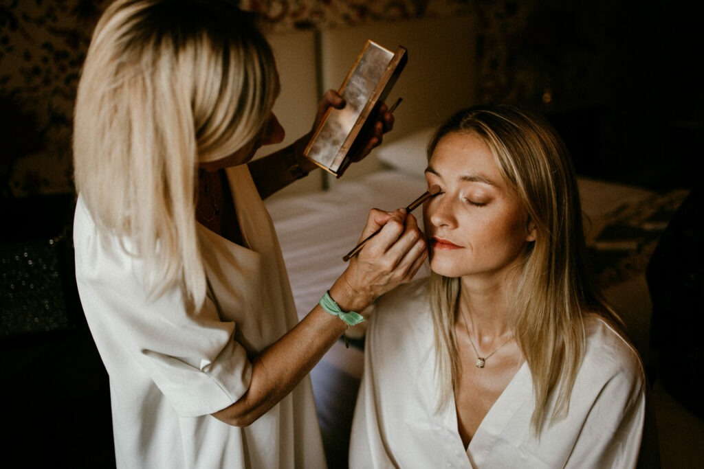 la mariée pendant son maquillage