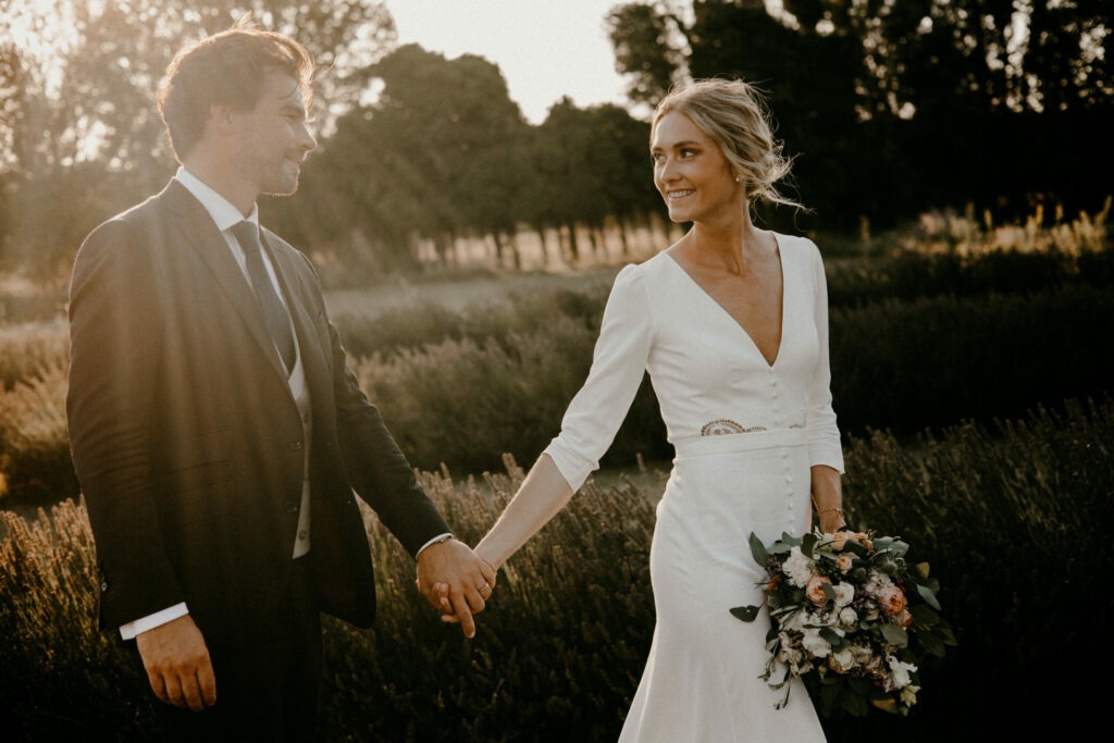 photo de couple à la golden hour pour leur mariage au domaine de belfonds