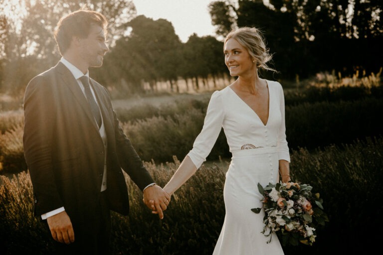 photo de couple à la golden hour pour leur mariage au domaine de belfonds