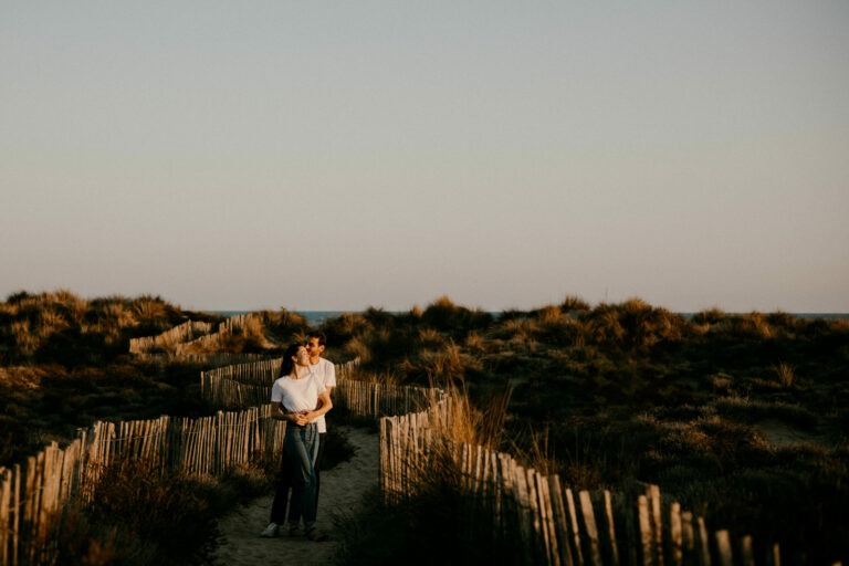 photo de couple à la plage de montpellier à la golden hour