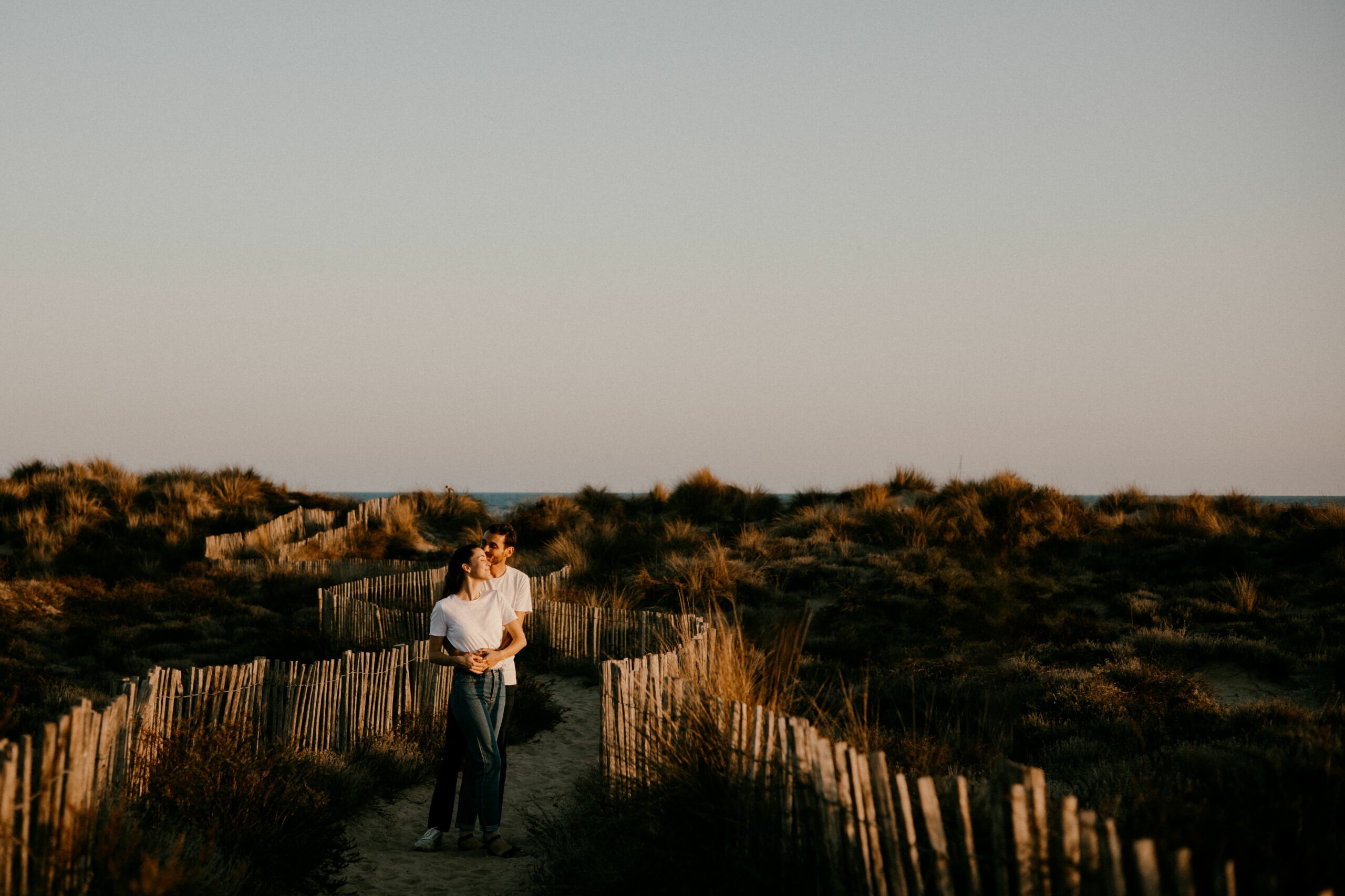 photo de couple à la plage de montpellier à la golden hour