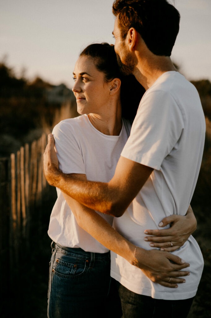 couple qui se fait un calin, dans une magnifique lumière