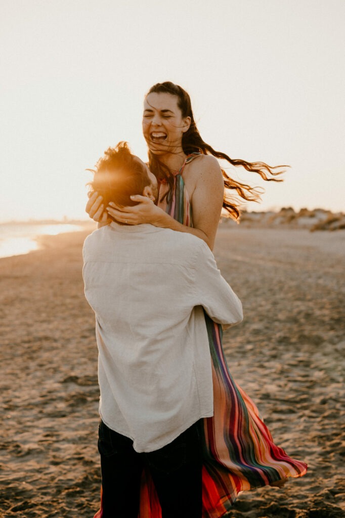 éclat de rire et photo naturelle pour une séance couple à la plage
