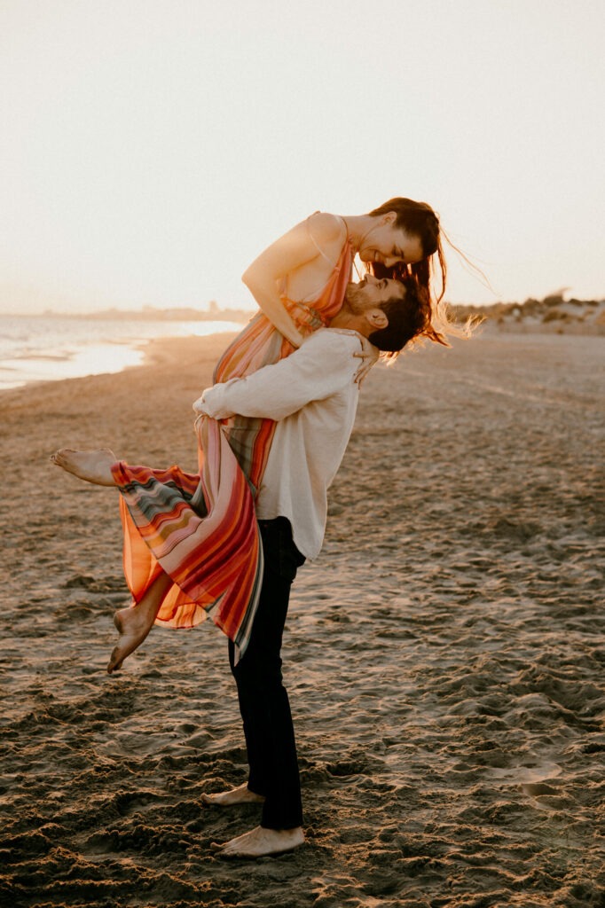 Une séance engagements à la plage du grand travers