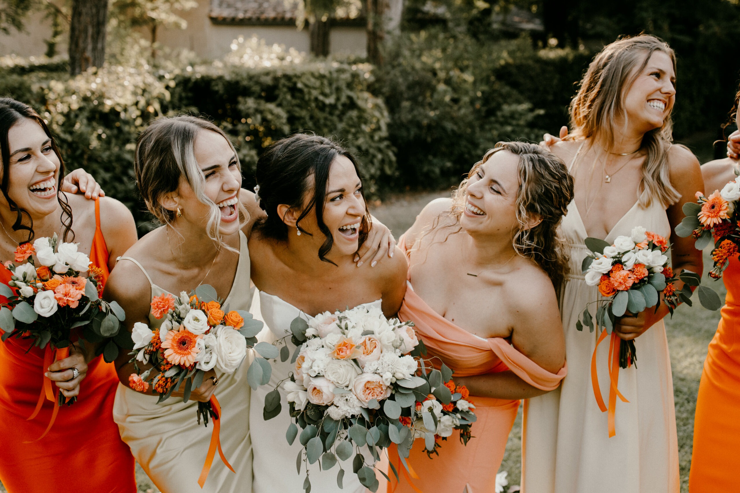 photo de la mariée et ses demoiselles d'honneur, naturelles entrain de rire au château de granoupiac pour le mariage
