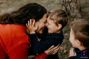 complicité et rire entre une mère et son fils pendant une séance photo lifestyle à jacou près de montpellier