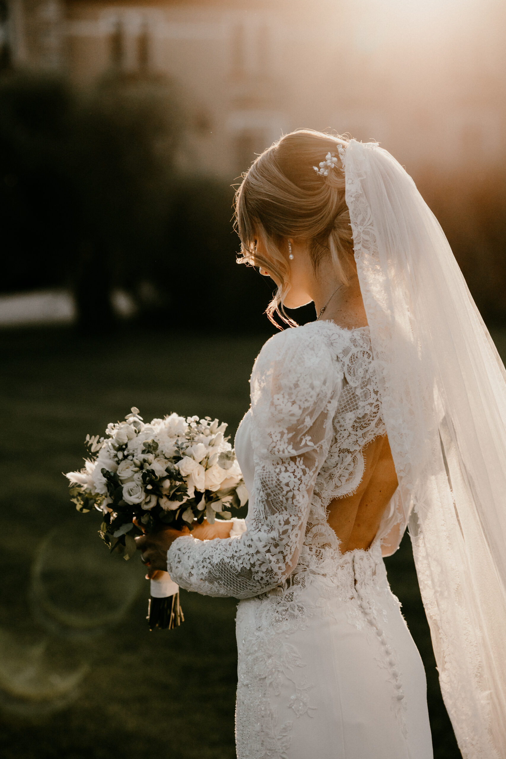 photo de mariage au mas de l'espérance près de nîmes à la golden hour avec un magnifique bouquet