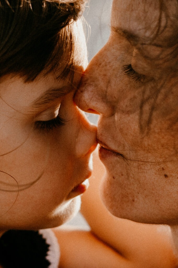 gros plan sur le visage d'une maman et sa fille lors d'une séance photo à la plage à montpellier