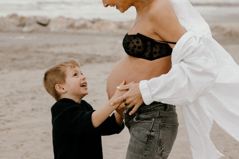 photo de grossesse à la plage l'hiver à montpellier
