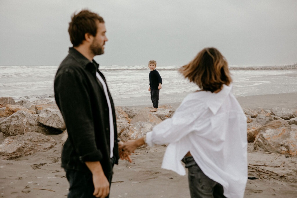 marcher sur les rochers pendant la séance photo grossesse à la plage à montpellier