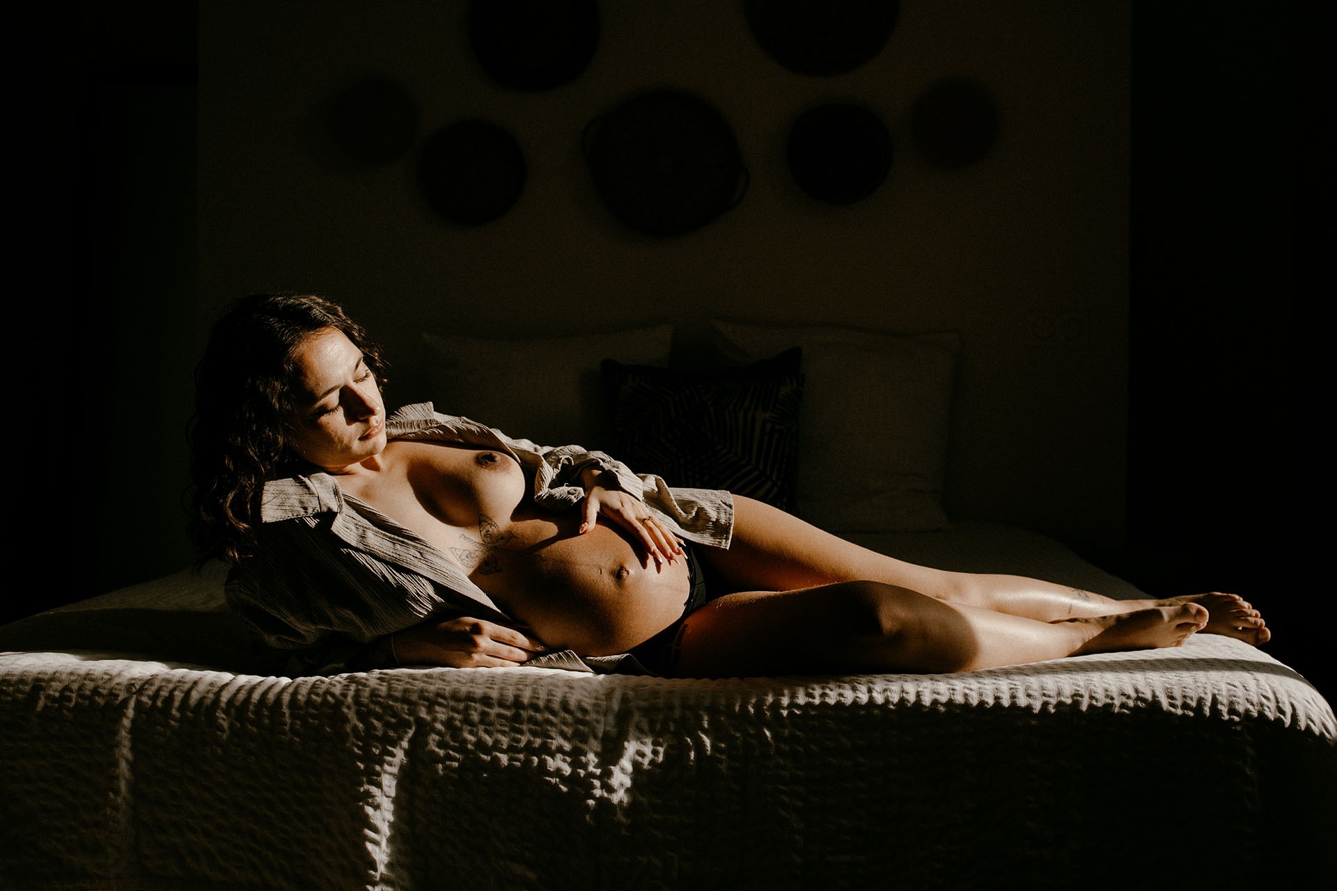 séance photo femme enceinte, maternité intimiste à montpellier, contrasté et belle lumière