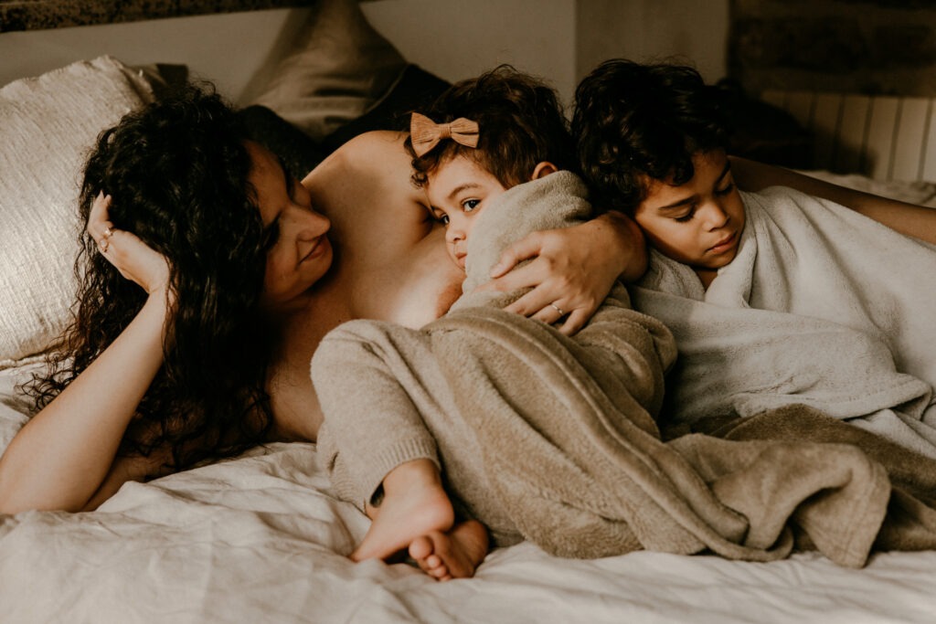 moment calin pendant séance photo maternité intimiste montpellier