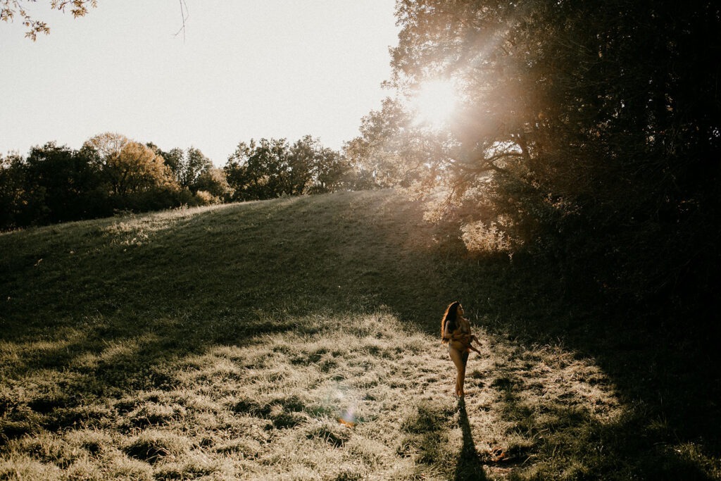 séance photo maternité intimiste dans la nature montpellier