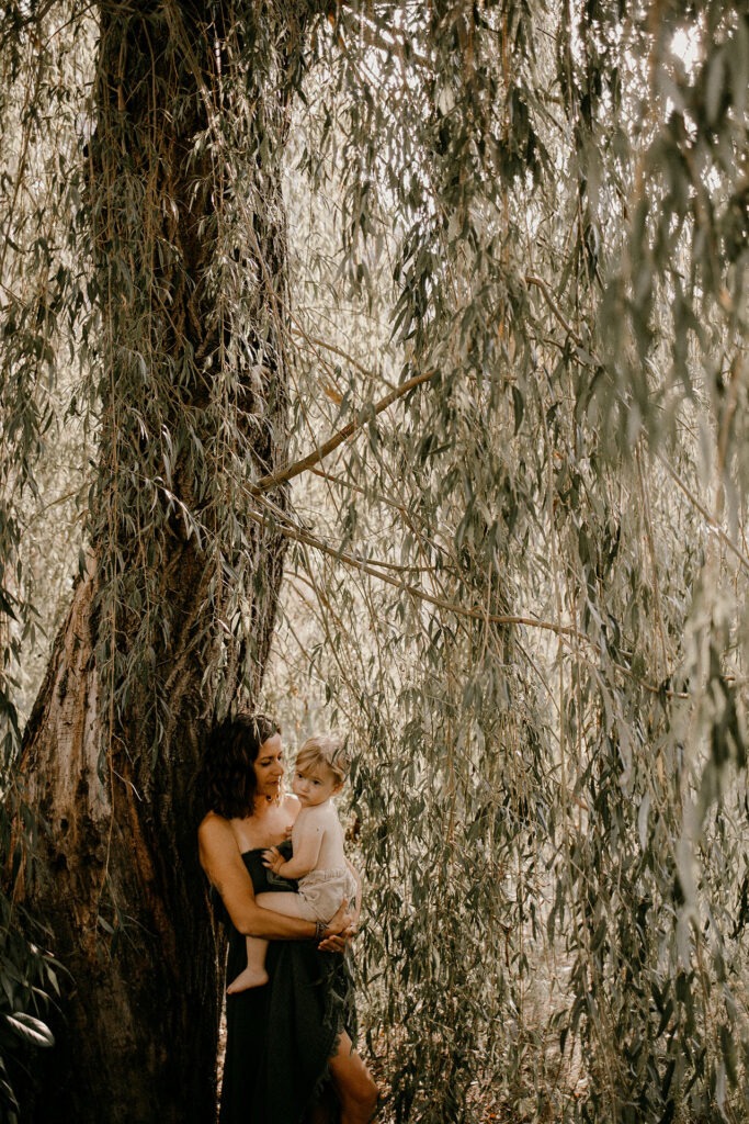 maman et bébé, contre un arbre pendant l'allaitement, montpellier