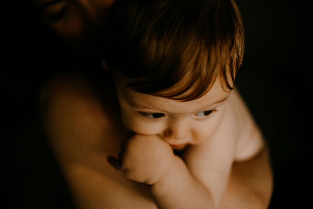 portrait bébé peau à peu pendant séance photo lifestyle intimiste montpellier